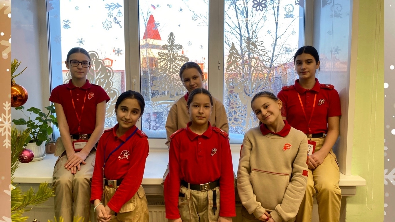 Учащиеся 1 «Б», 5 «А» и 10 «А» классов приняли участие во Всероссийской акции «Новогодние окна» от Движения Первых!