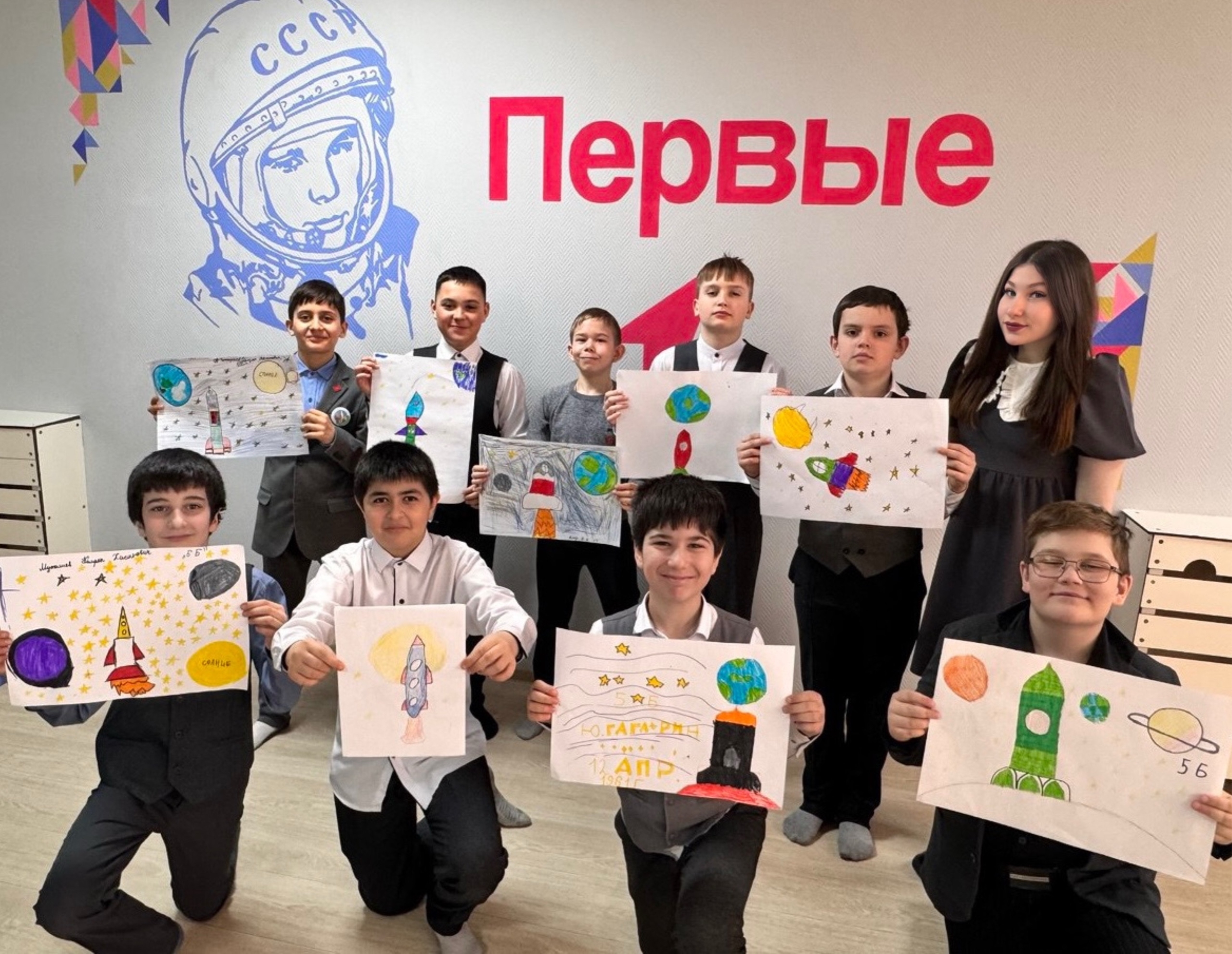 День космонавтики ежегодно отмечается в России 12 апреля и Первые с нашей школы приняли участие во Всероссийской акции «Путь в космос» от Движения Первых!