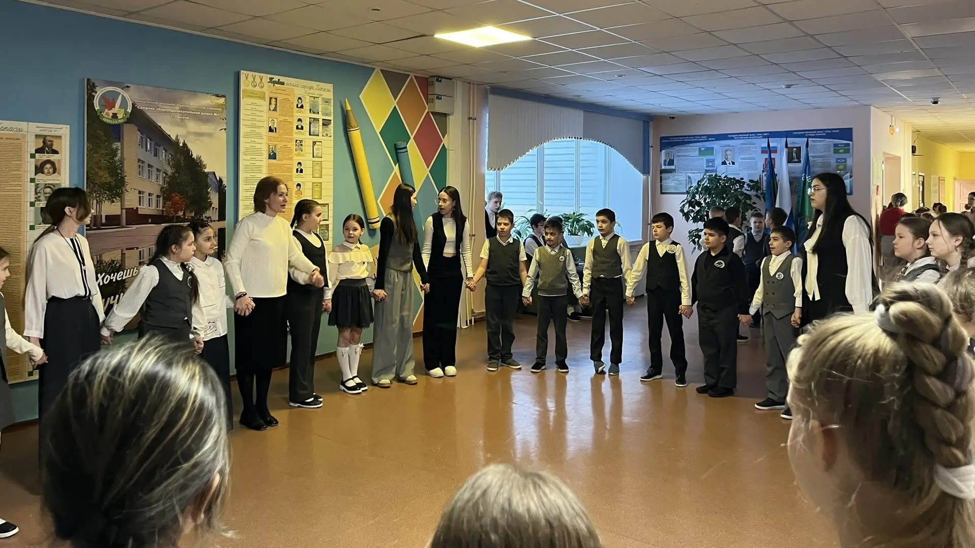 Сегодня прошли необычные динамические перемены для учеников начальных классов! Их организовали и провели будущие педагоги — учащиеся 11 «А» психолого-педагогического класса в рамках своей практики.